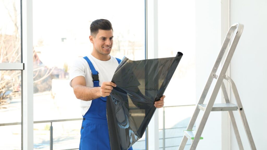 KLEJENIE FOLII NA WITRYNY