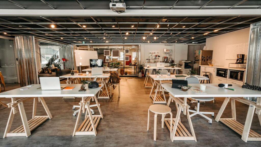 Biuro serwisowane vs. tradycyjne biuro: Porównanie dla przedsiębiorców