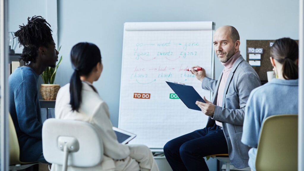 Angielski biznesowy: kluczowe frazy i zwroty, które warto znać