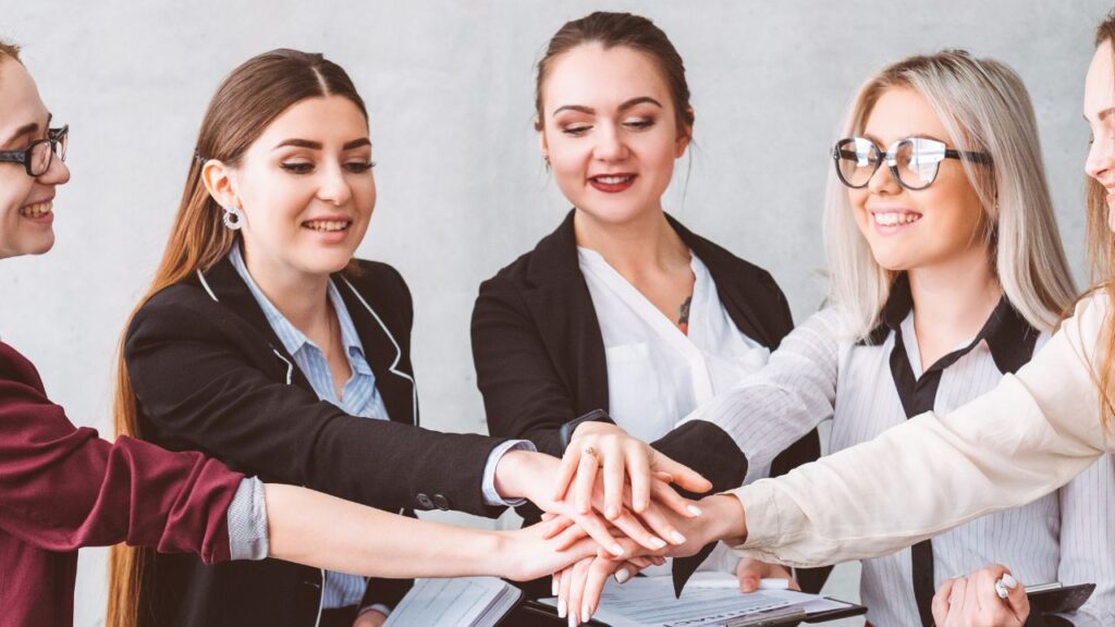 Jak zwiększyć kobiecą moc w biznesie: Program dla firm