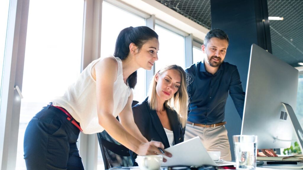 Jak wykorzystać angielski w efektywnym zarządzaniu projektami?