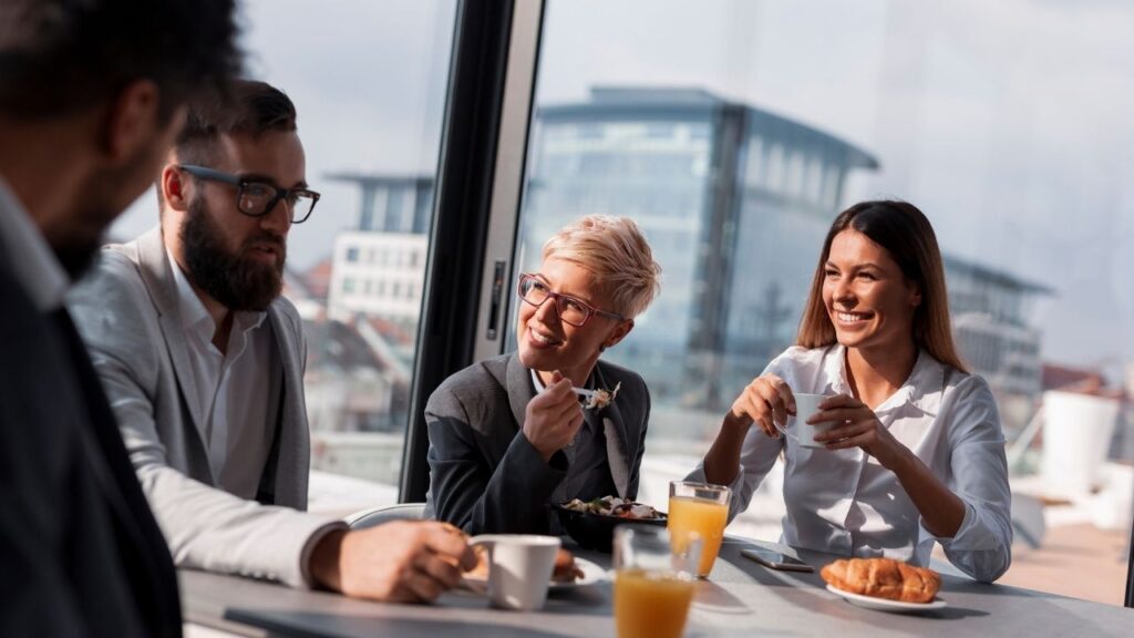 Jak firmy PR mogą skutecznie organizować śniadania medialne dla swoich klientów?