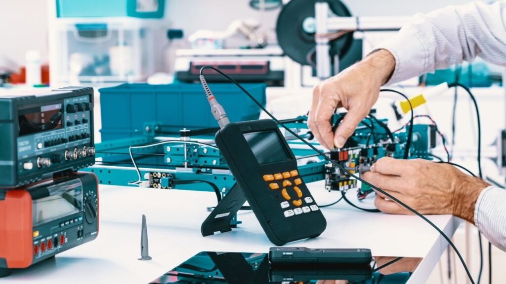 Innowacje w Pracowni Badań Sprzętu Elektronicznego: Wykorzystanie nowych technologii w testowaniu i rozwoju elektroniki