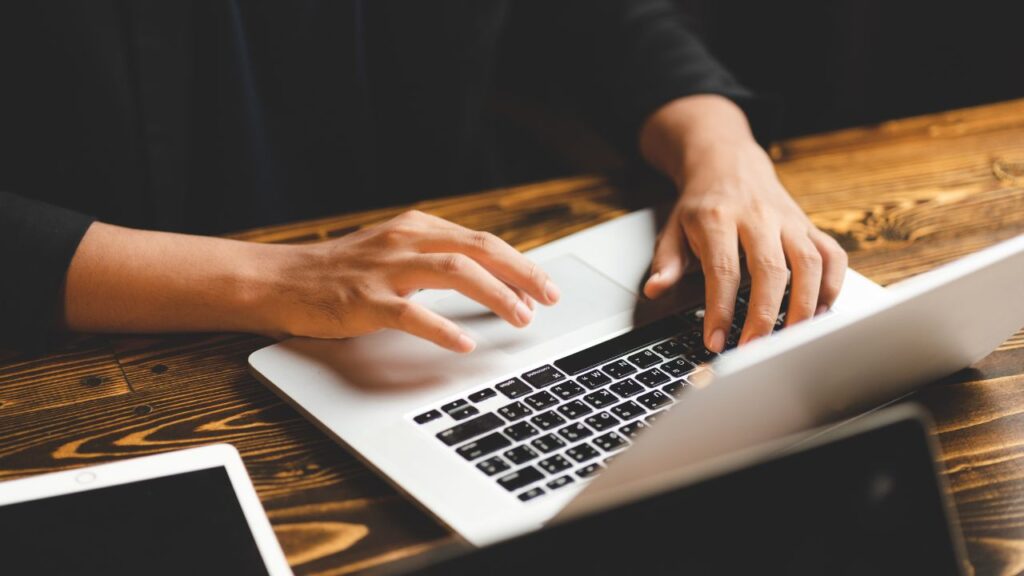 Jak skutecznie zarządzać informatyczną obsługą firmy i unikać problemów?