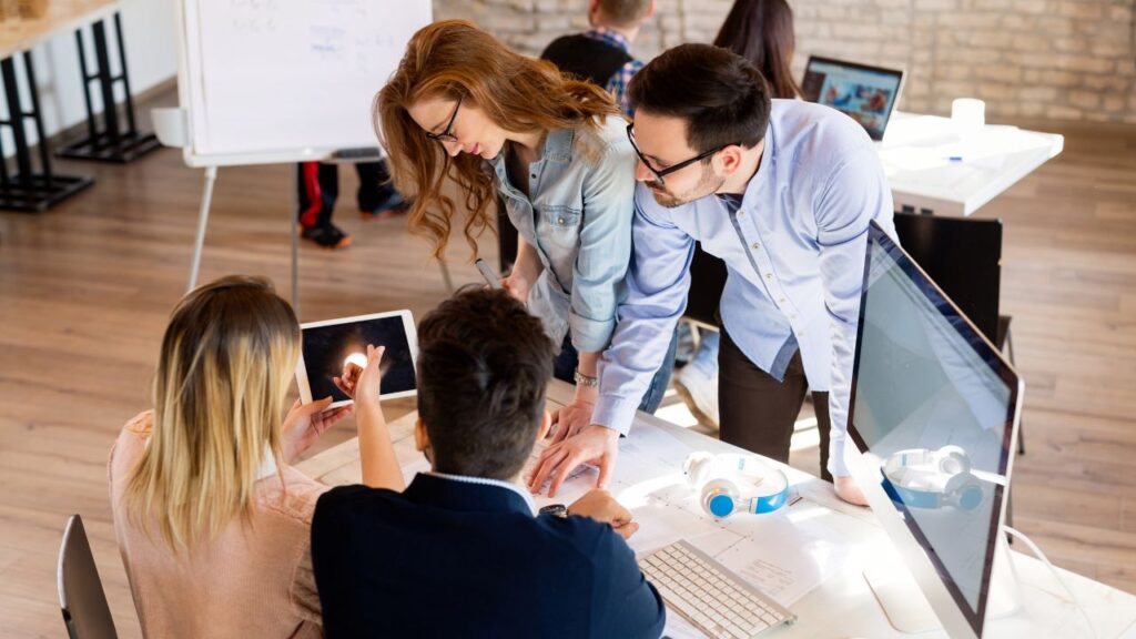 Jak efektywnie wykorzystać usługi informatyczne do rozwoju i optymalizacji działalności firmy?