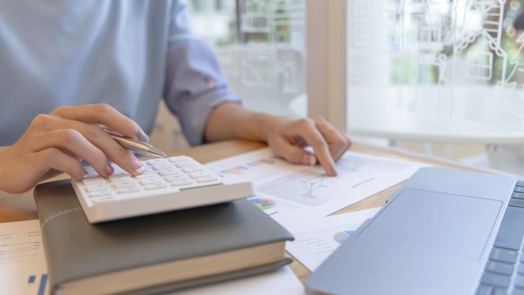 Rola biura rachunkowego w zapewnieniu zgodności z przepisami podatkowymi: dlaczego warto skorzystać z profesjonalnej pomocy?