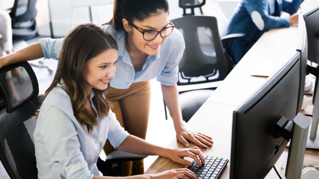 Jak skutecznie wdrożyć program mentoringowy w firmie?