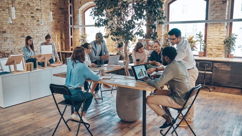 Biuro czy coworking? Porównanie korzyści i wad obu opcji dla firm w Wrocławiu