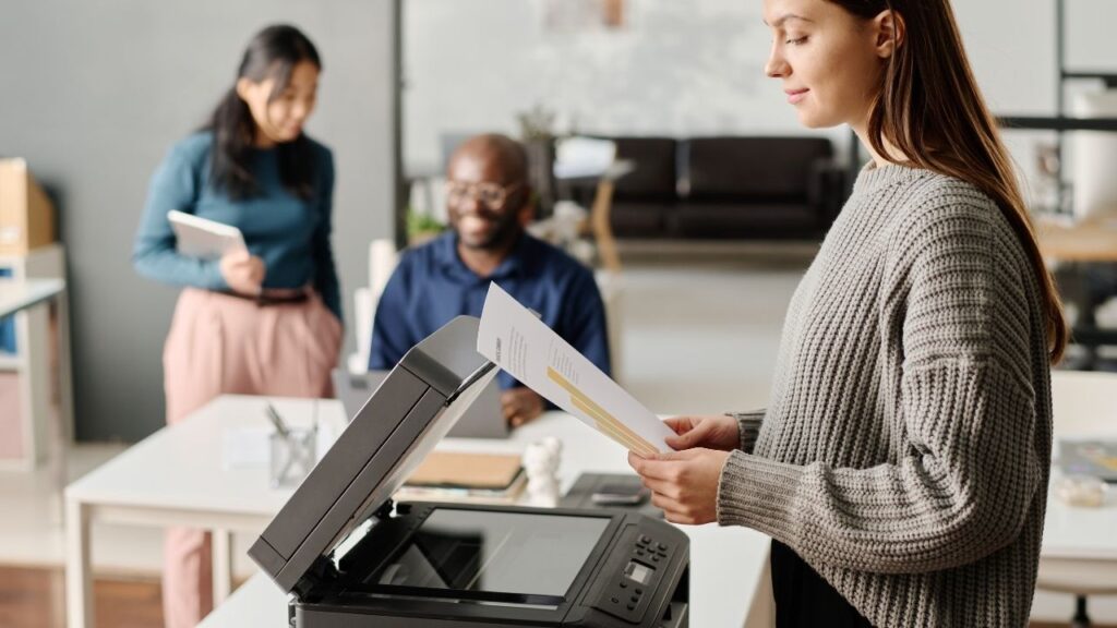 Jak wynajem kopiarki może poprawić płynność finansową firmy?