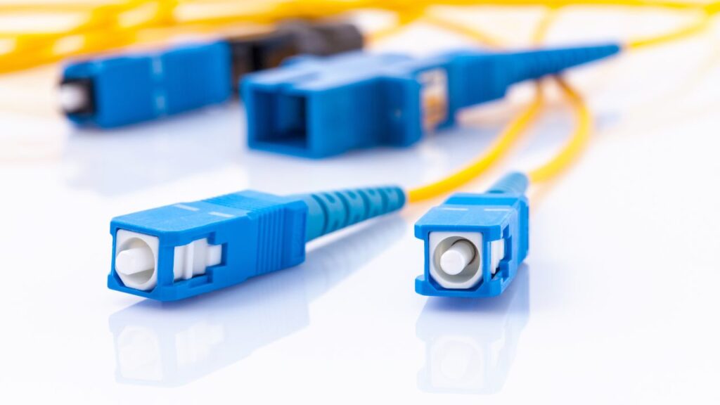 Jak zakończenia i złącza światłowodowe wpływają na jakość połączeń?
