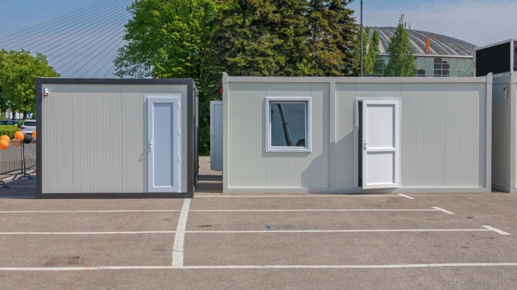 Kontenery jako biura tymczasowe – jak je przystosować do pracy w terenie?