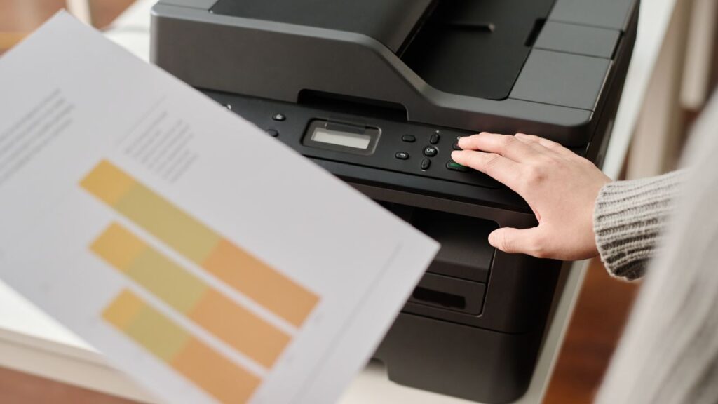 Urządzenia wielofunkcyjne vs oddzielne drukarki, skanery i kopiarki — co lepiej się sprawdza w małym/średnim biurze
