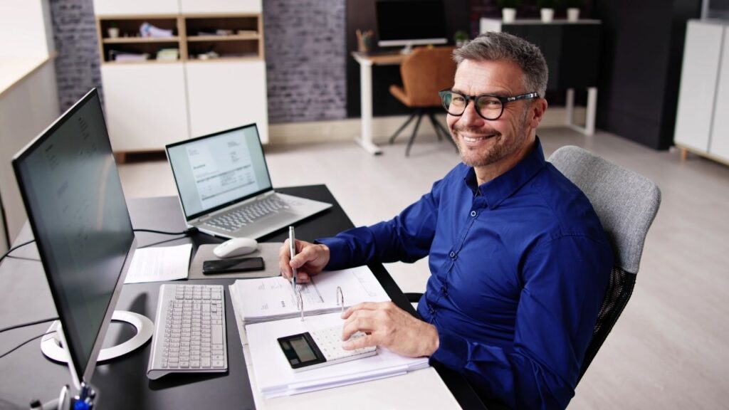 Gdy zatrudniasz pierwszego pracownika — jak zadbać o kadry i płace bez stresu