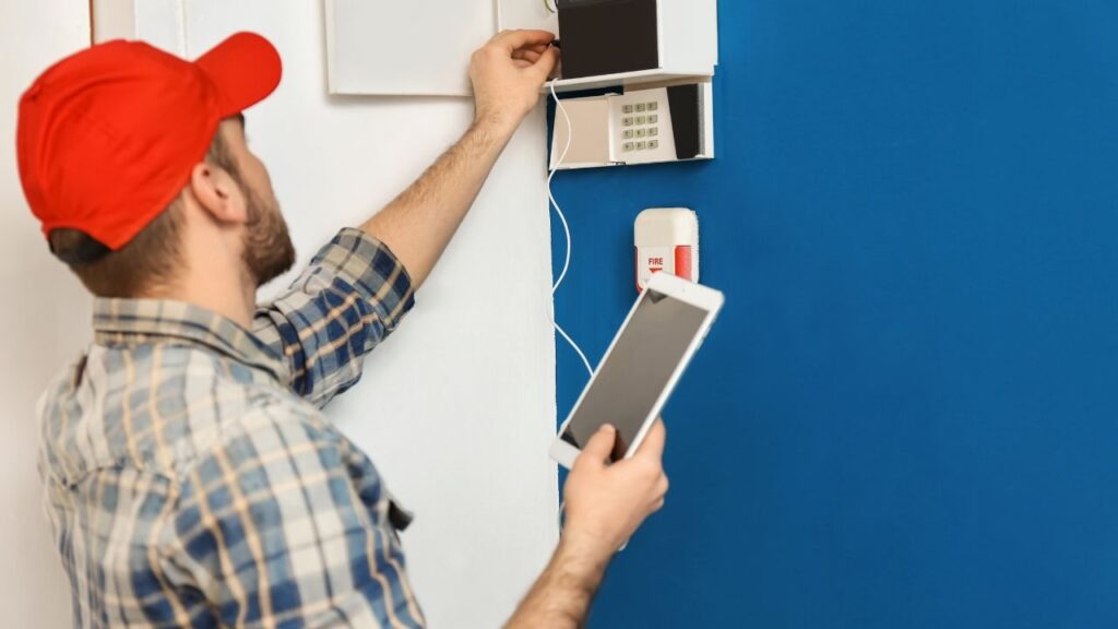 Instalacja systemów alarmowych — krok po kroku: od analizy zagrożeń do uruchomienia