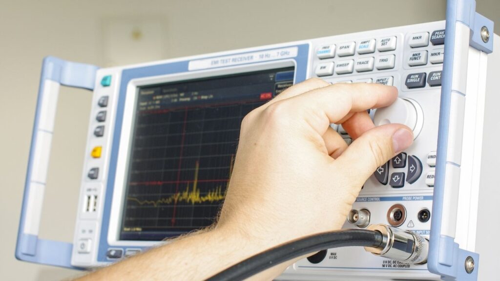 Jak wygląda proces badań EMC (kompatybilności elektromagnetycznej) dla urządzeń elektronicznych
