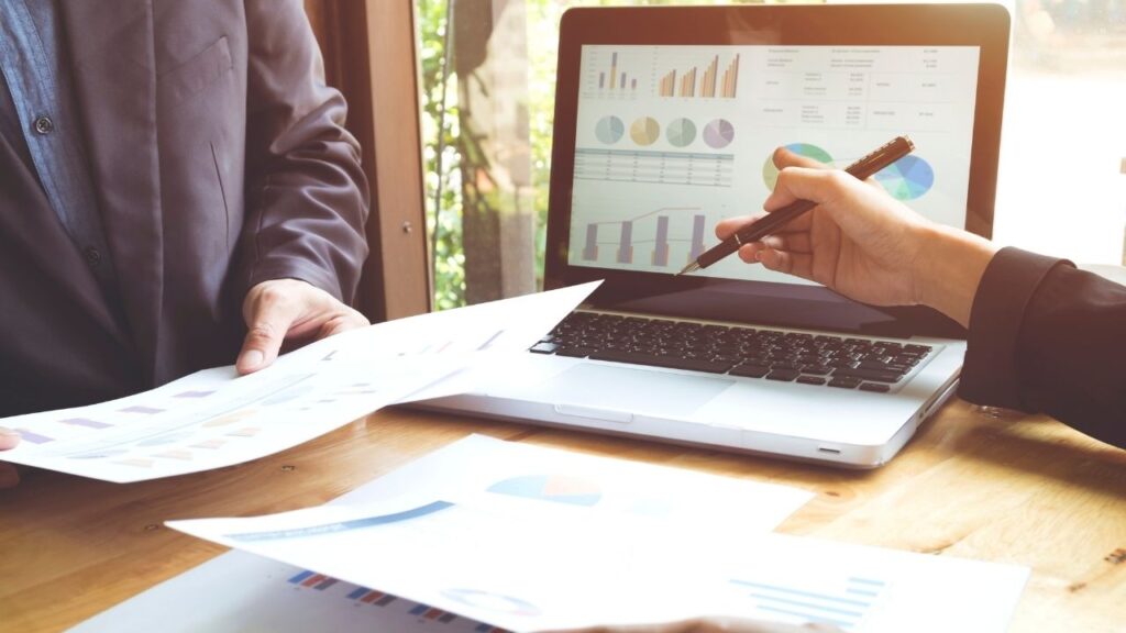 Ryczałt czy podatek liniowy? Jak wybrać najlepszą opcję dla Twojej branży